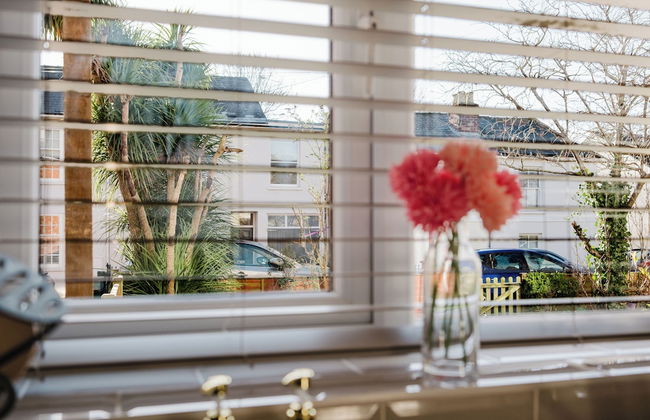 Corner House - Bright 2BD in Cheltenham - Photo 27