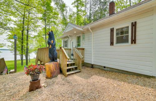 Near Snowmobiling! Carp Lake Cottage with Fire Pit - Foto 3