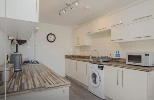 Large Family House - 5 Beds, 3 Baths, Full Kitchen - Foto 8