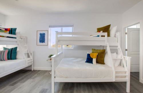 Luxury Townhome with Gated Parking and Private Balcony - Photo 15