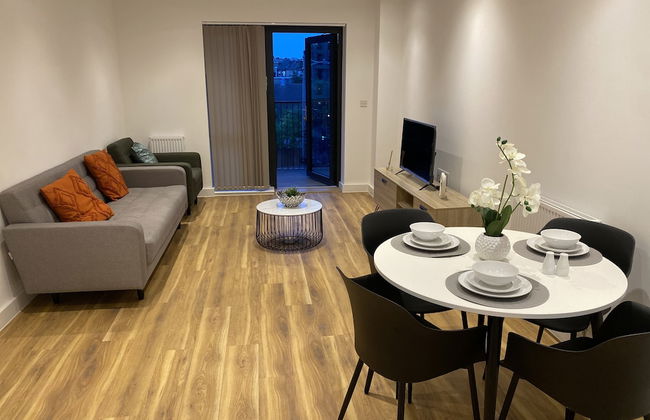 Cosy Stunning two Bed Apartment With Balcony - Foto 1