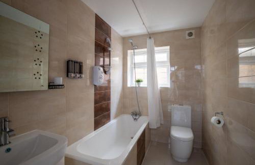 Modern Detached 4-Bedroom 2-Bath Home, Guildford - Foto 27