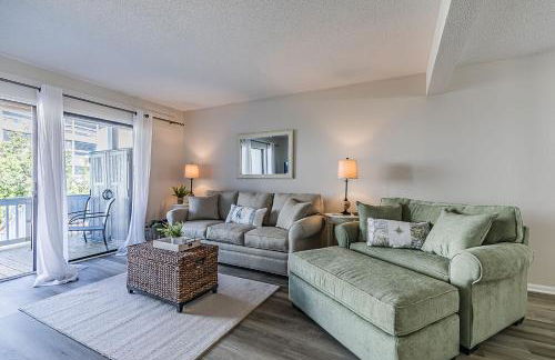 First Floor Condo - Walking distance to beach and pools! - Foto 1