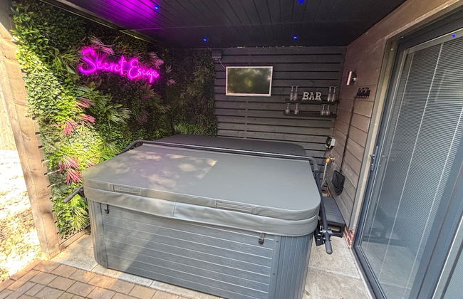 Sheffield-apartment-sleeps4-parking-hottub - Photo 29