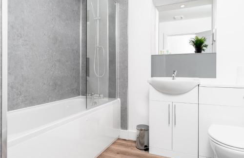 Stylish 2 Bed Apartment - Balcony - Private Parking - Netflix 4MC - Foto 7