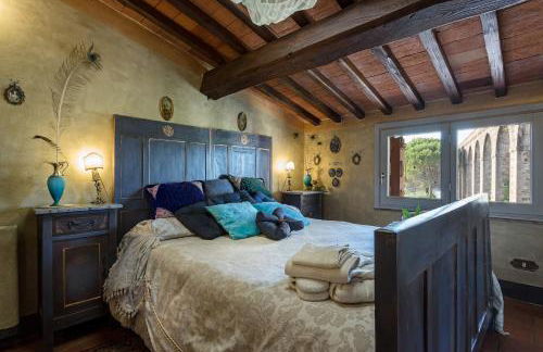 La Dimora dei Conti, Indulge in a Country Farmhouse Apartment with Jacuzzi Facing the Town! - Foto 29