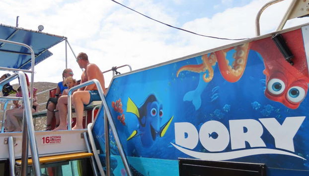 Disfrutando de la travesía desde la cubierta del barco