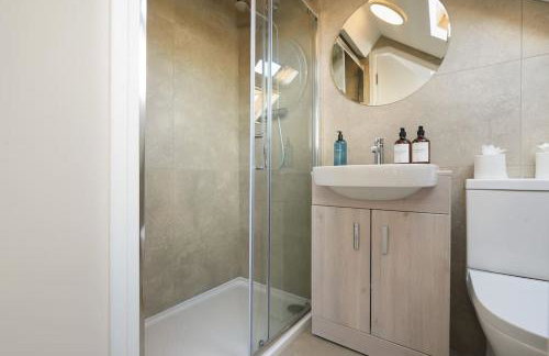 Beighton - 3 Bed Spacious Home with FREE Parking, Great for Groups & Families - Hosted by Stay Host Save - Foto 54