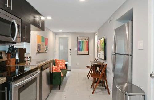 Massive Mid-Century Marvel 5 Bedrooms and Parking - Foto 22