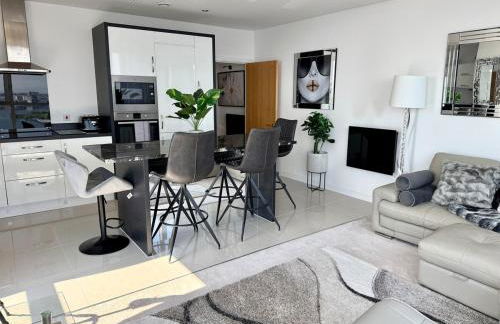 Luxury Waterfront Apartment With Panoramic View - Photo 27