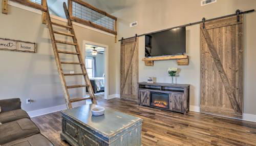 Creek-View Getaway with Deck, Yard, and Fire Pit! - Foto 3