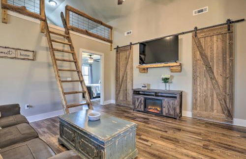 Creek-View Getaway with Deck, Yard, and Fire Pit! - Foto 3