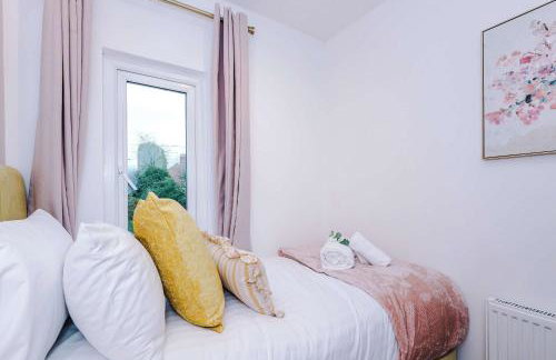 Spacious 3 Bed Home in Great Location by 53 Degrees Property - Ideal for Business with Parking - Foto 26