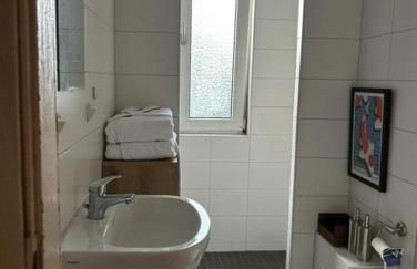 Mid Century 2 Zimmer Voll ausgestattete Kuche 75 Zoll TV Kingsize - Photo 19