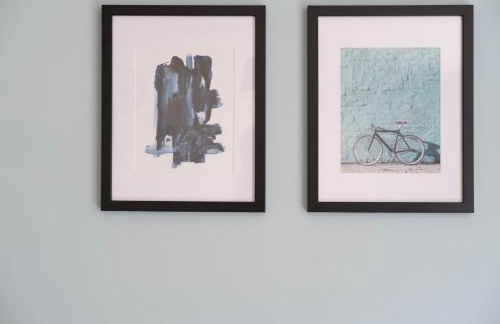 Beautiful and comfortable home away from home with free parking, fast wifi and white crisp hotel standard linen hosted by Our Home Short Stays - Photo 6