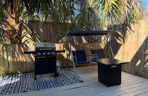 Full townhouse near Shem Creek & Downtown with Hot Tub - Photo 9