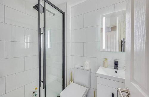 Beautiful 5 Bedroom 4 Bathroom House in W6 by Yoko Property - 10 minute's to Central London - Free Parking, Fast WiFi, Work Desks and SmartTVs with Disney and Netflix - Foto 20