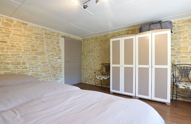 Lavish Holiday Home in Chassepierre With Terrace - Photo 8