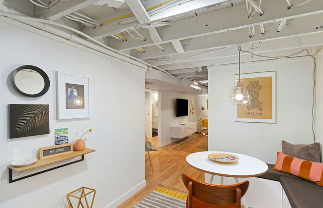 Mid-Century Vibes Basement - Foto 5