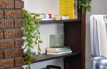 Modern & Cozy 2BR Retreat Near West Blvd - Foto 11