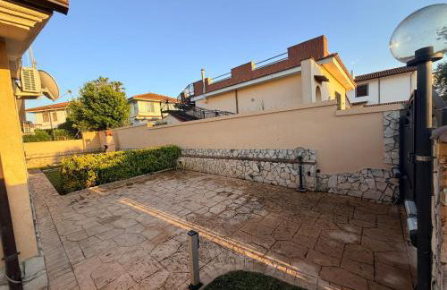 RESIDENZA AURORA - bright spacious House with Garden & outdoor Patio - Ardea - Tor San Lorenzo - Foto 17