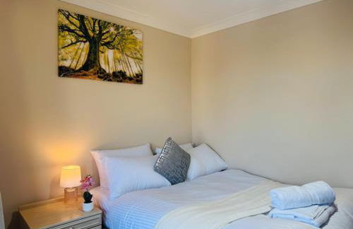 Modern 4BR House with Parking, 8 Mins to Gatwick Airport - Foto 58