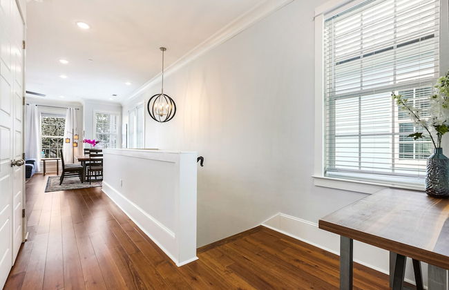 Modern 4 BR Condo with Balcony & Pool - Near FQ - Foto 43