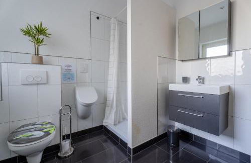 Moderne Doppelhaushälfte mit Garten & Terrasse I Free Wifi I Free Parking - Foto 23