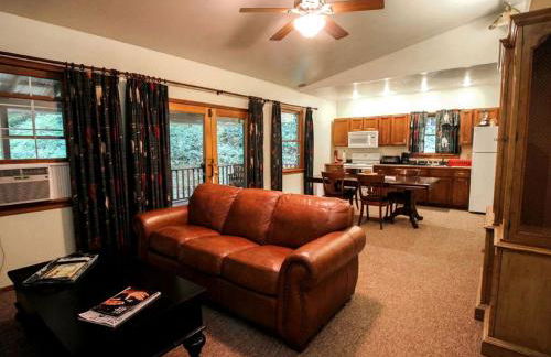 Spacious Villa Rental with a Pool for a Large Group near Catskill Mountains, New York - Photo 20