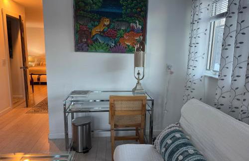 One bedroom with modern kitchen, balcony with water view - Foto 16