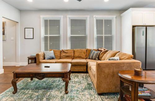 Downtown home with WiFi, central AC, furnished rooftop deck, and full kitchen - Foto 4