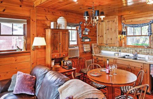 Newport Cabin with Lakefront Private Porch and Grill! - Foto 8