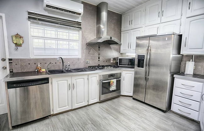 Pool and Jacuzzi Vacation Home - Foto 18