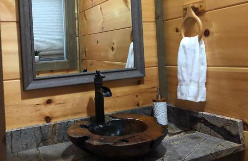 The Overlook - '21 Cabin - Gorgeous Unobstructed Views - Fire Pit Table - GameRm - HotTub - Xbox - Lots of Bears - Foto 7