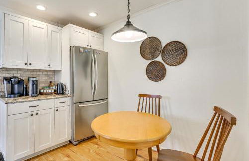 Walk to Lake Hopatcong Vibrant Home with Deck! - Foto 11