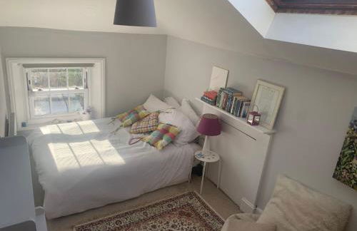 Top Floor. Top Notch. Tranquil Treat. Stone's throw from Thames. - Foto 18