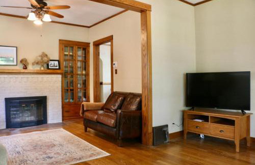 Historic Home with Outdoor Hot Tub Near Downtown in Public Transportation Hub - Photo 8