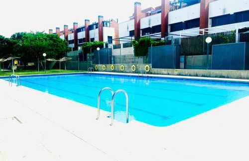 Chalet Familiar Jardín a 15 min centro y Warner - Foto 28