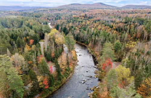 Riverfront Retreat in the White Mountains - 3BR Cozy Escape Near Ski & Hike - Foto 17