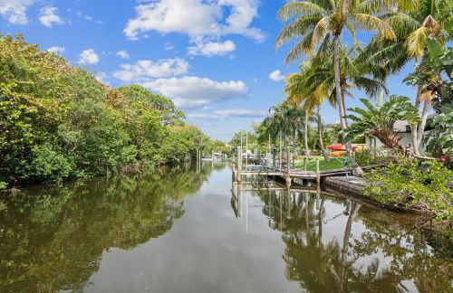 Luxury Modern Waterfront House in BEST Location! King Bed Suite & Close to Beach - Photo 33