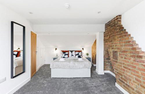 Unique 5 Bedroom 4 Bathroom House with Self-Contained-Studio - Excellent Location - Pool Table, Super-Fast Wifi, Smart TV and Self-Check-In by Yoko Property - Photo 47