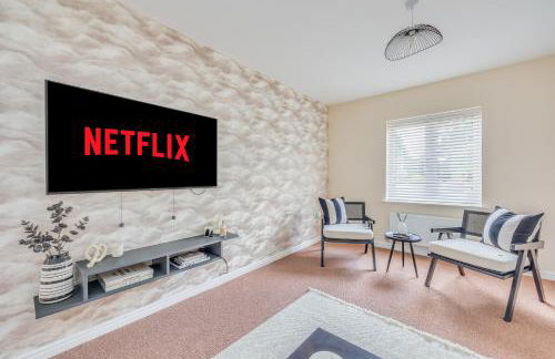 Beautiful Detached House with Driveway Parking, Study Room, Spacious Garden, Smart TVs and Fast Wifi by Yoko Property - Photo 17