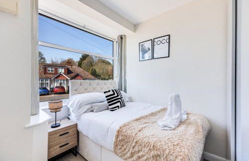 Charming Detached Bungalow - Close to Town Centre - Driveway Parking, Self-Check-In, Fast WiFi and Garden by Yoko Property - Photo 7