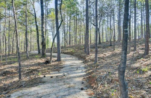 Balcony and Community Perks Lake Martin Condo! - Foto 34