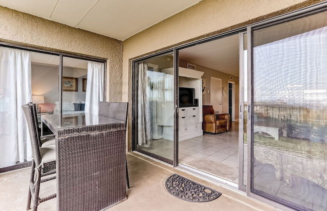 Spacious Oceanfront Condo, Easy Access to Private Fishing Pier by RedAwning - Foto 52