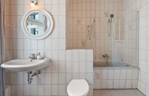 TheWilhelmshavener Group Apartment, group & family friendly, 100m2, 2BR, 1 living room, huge table, ideal for 4 - 6 Guests - Photo 14