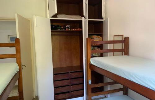 Apartamento Praia das Astúrias, 2 minutos de caminhada para praia, piscina, garagem demarcada, cama Queen - Foto 23