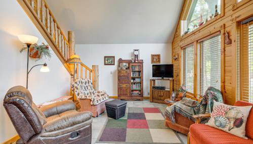 Near Beach Access Torch Lake Cabin Retreat! - Foto 4