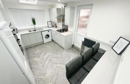 Central Location Liverpool, Modern Home, 4 BR, Sleeps 9, Free Parking - Foto 46