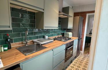 Cosy Lincoln Home Sleeps 6 with Parking - Foto 18